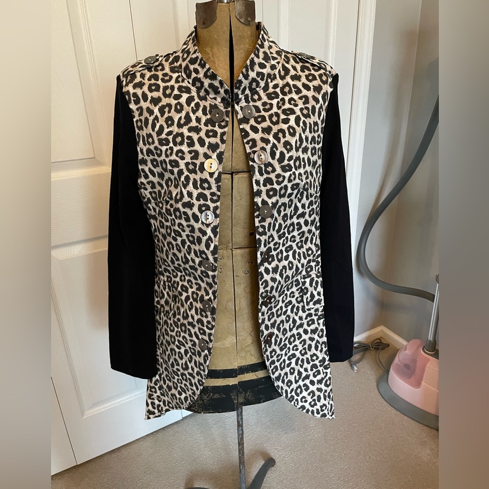 Great leopard blazer in like new condition size medium
